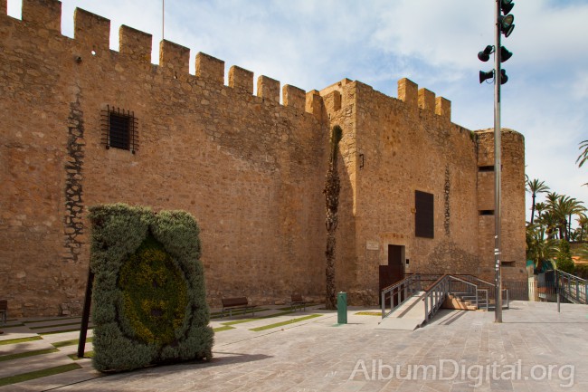 Muros almenados del Palacio de Altamira