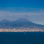 Foto Napoles a los pies del Vesuvio