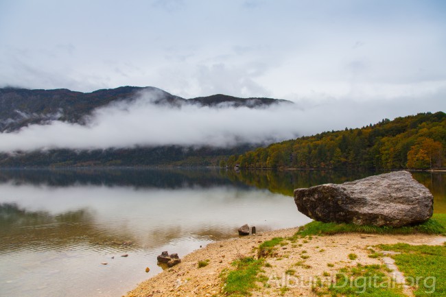 Nubes bajas en el lago Bohinj