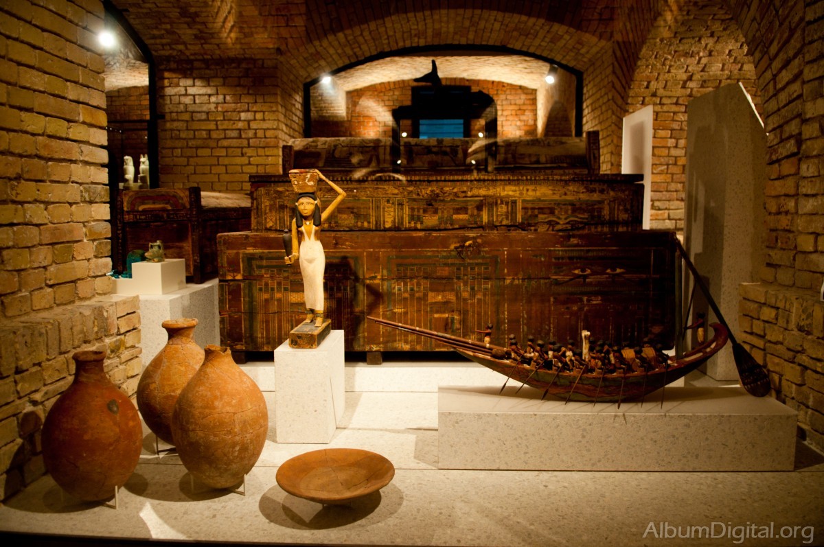 Objetos ceremoniales egipcios Museo Nuevo de Berlin