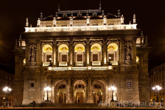 Opera de Budapest iluminada