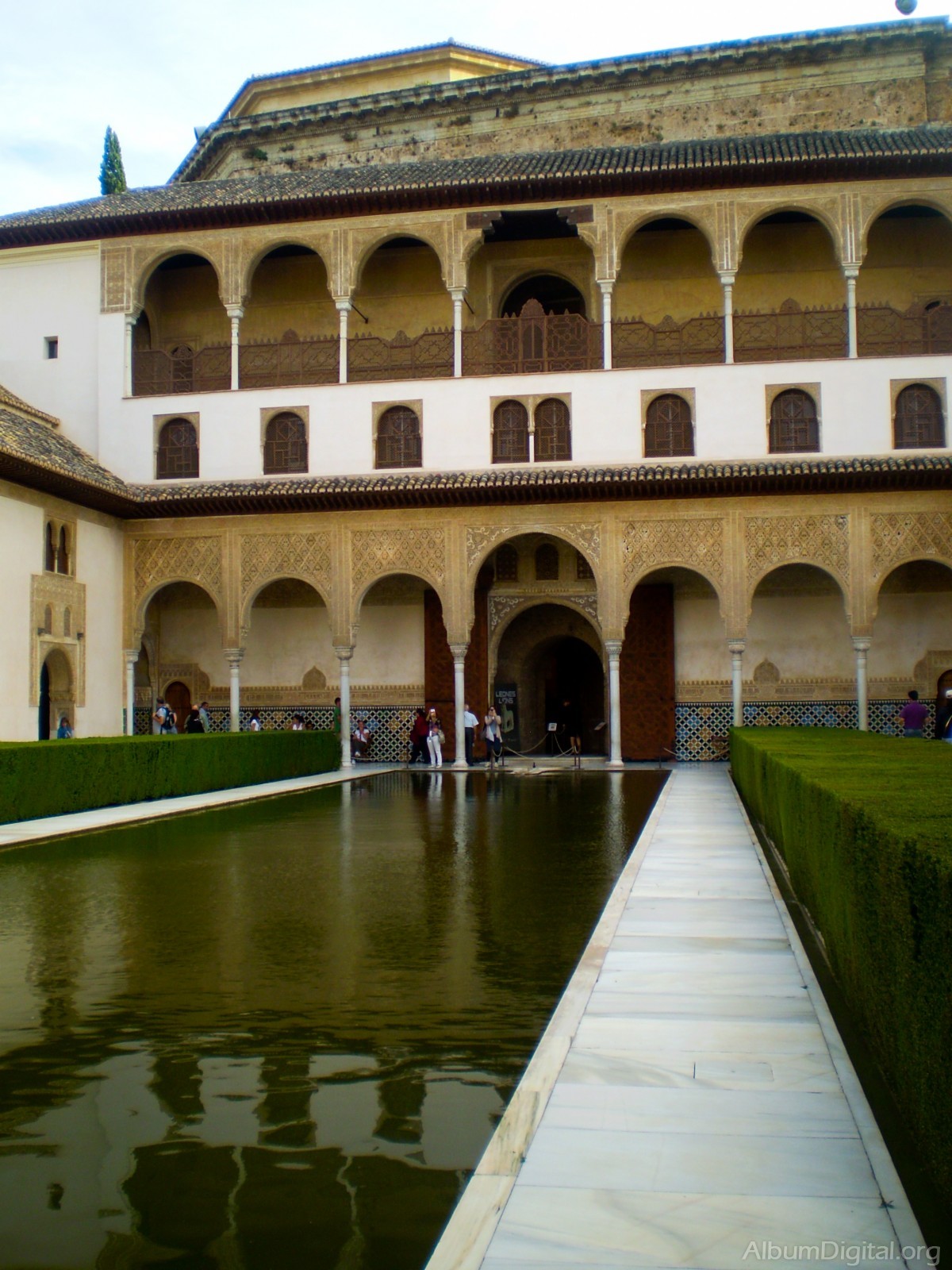 Palacio de la Alhambra y estanque