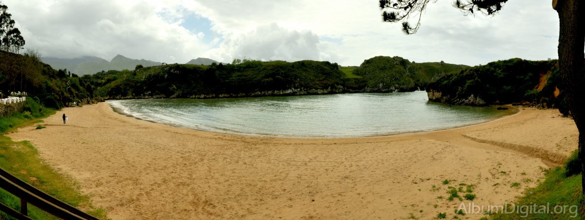 Panoramica playa de Poo