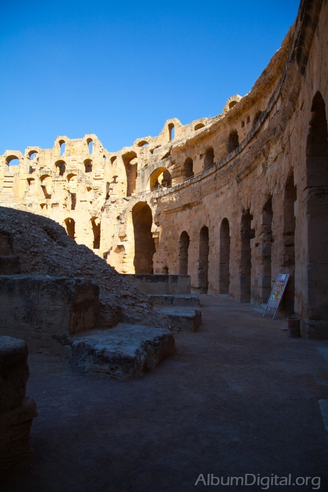 Pasillo central del Coliseo romano