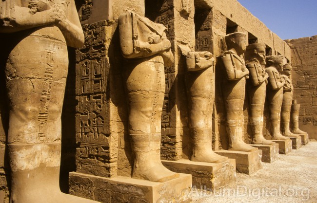Patio de estatuas en Luxor