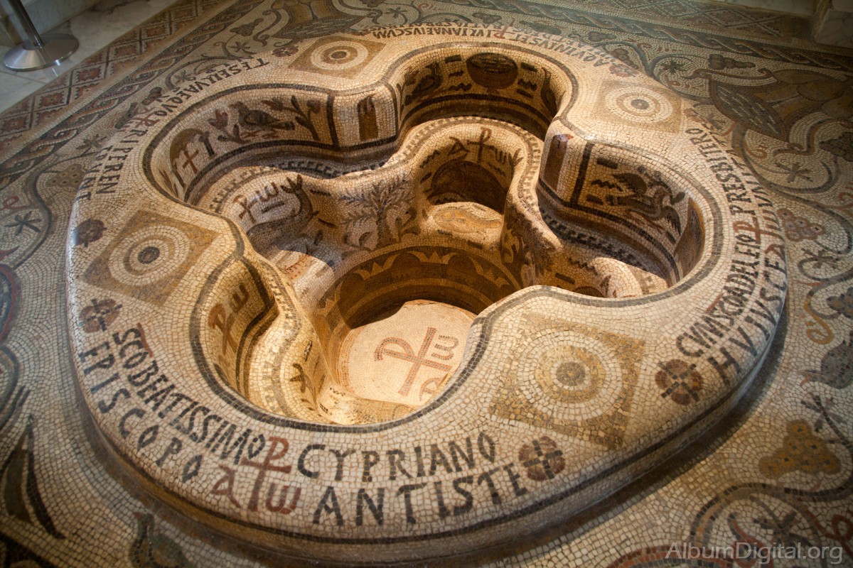 Pila bautismal con mosaicos
