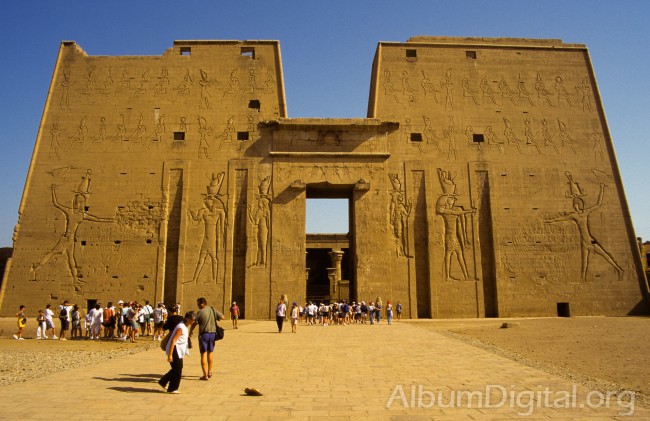 Pilono de entrada al Templo de Edfu