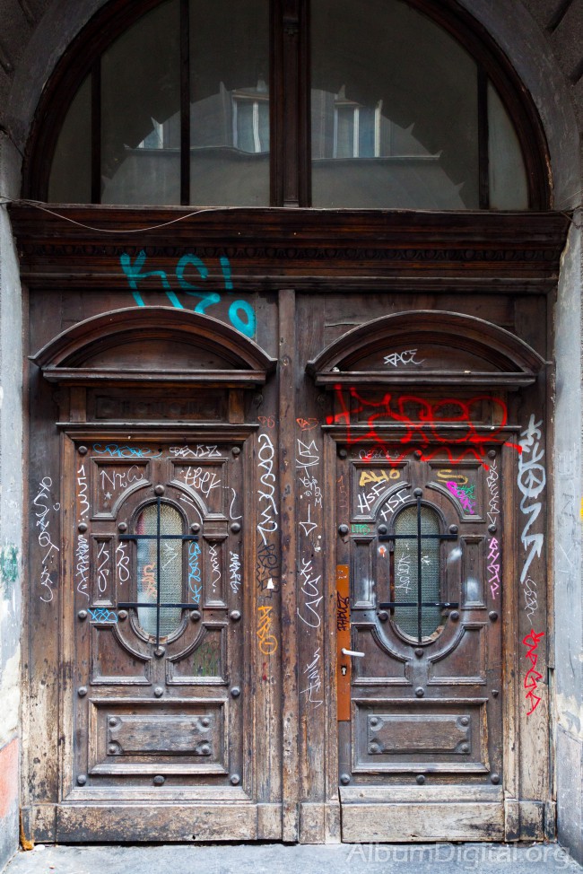 Porton con graffitis de Budapest