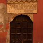 Foto Puerta con dintel decorado