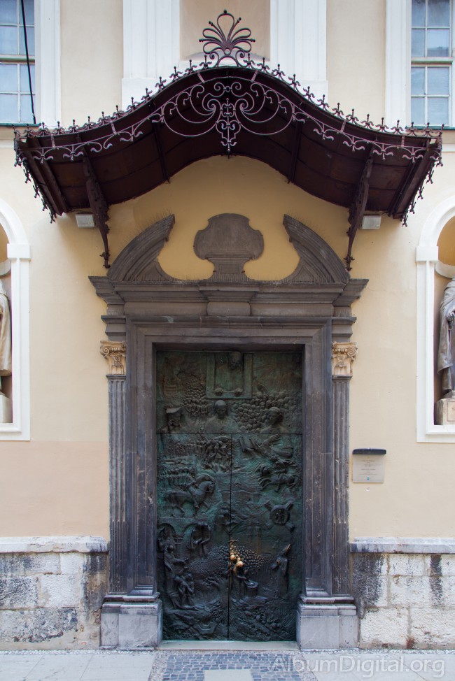 Puerta de la Catedral de Liubliana