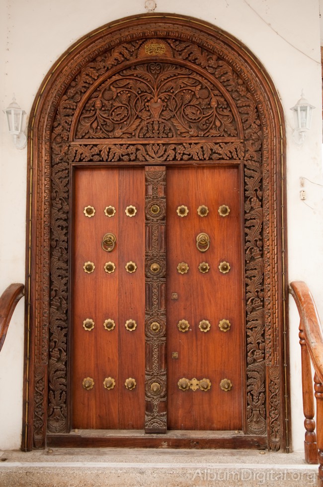 Puerta decorada de Zamzibar