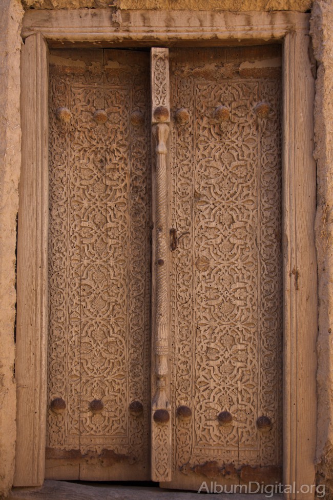 Puerta tallada de Jiva
