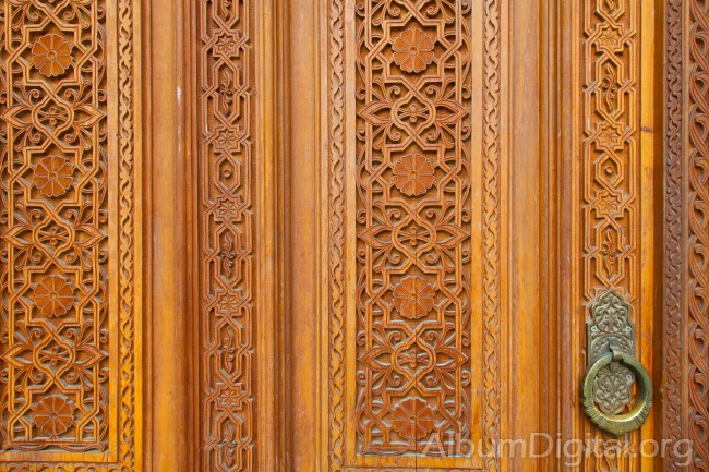 Puerta tallada decoracion geometrica