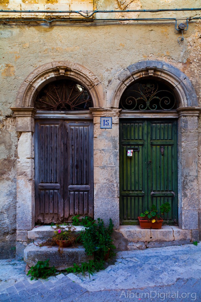 Puertas edificio antiguo de Modica