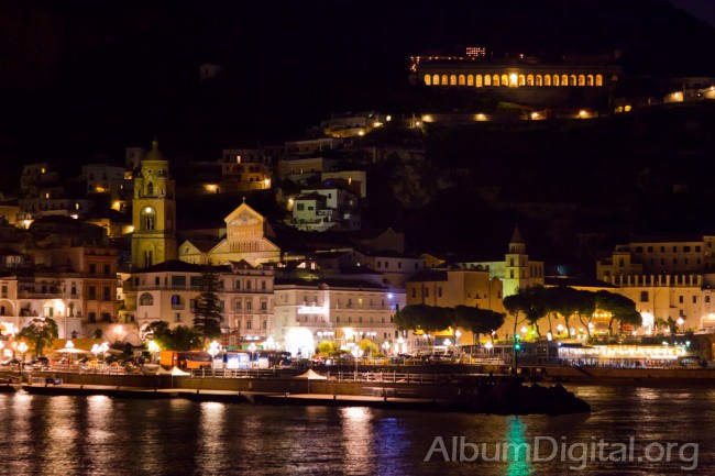 Puerto iluminado de Amalfi