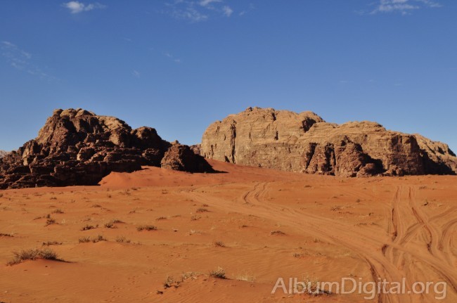 Foto Roderas en la arena del desierto
