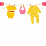 Foto Ropa de bebé rosa y amarilla con pajarito. Formato maxi