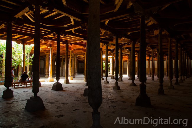 Sala de columnas de la mezquita Juma