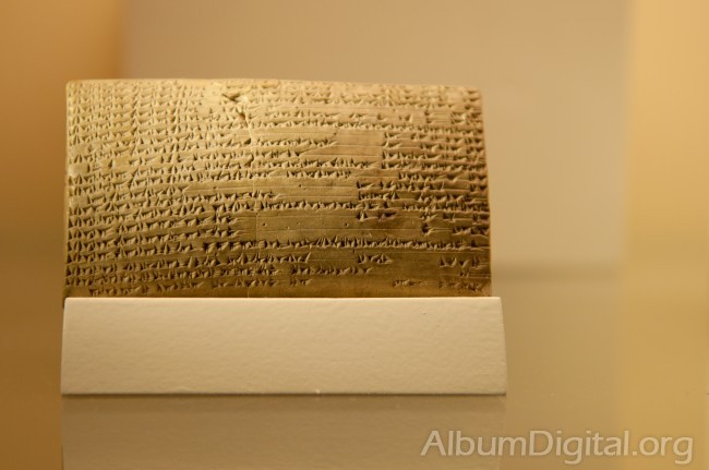 Tabilla con escritura cuneiforme
