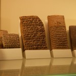 Foto Tabillas con escritura cuneiforme