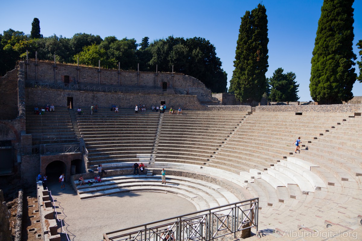 Teatro grande de Pompeya Italia