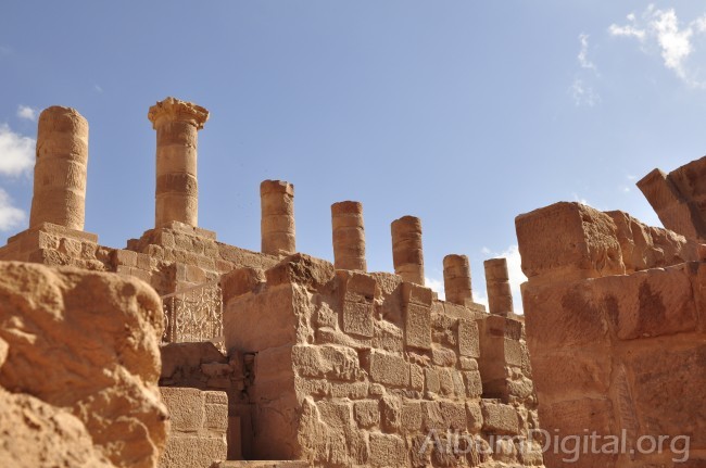 Via con columnas de Petra