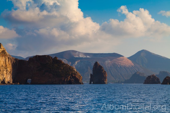 Vista de Vulcano desde la costa de Lipari