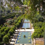 Foto Vista del estanque y jardines