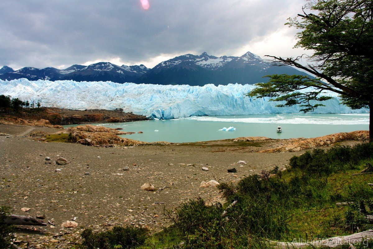 Vista del glaciar desde la orilla