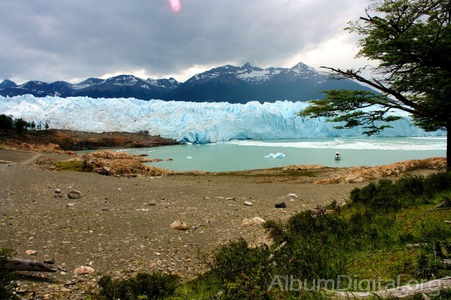 Vista del glaciar desde la orilla