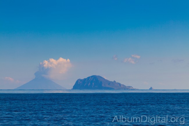 Vista del volcan Stromboli e isla Panarea