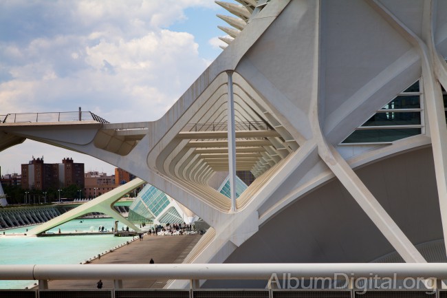 Vista lateral edificio de Calatrava