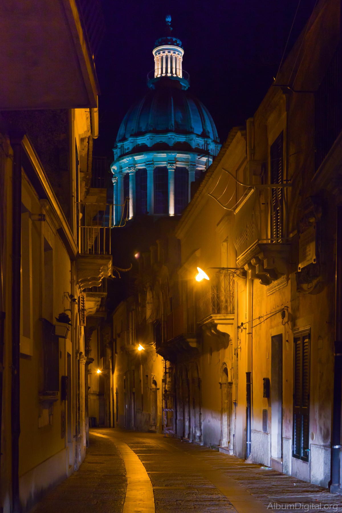 Vista nocturna de la cupula del Duomo de Ibla