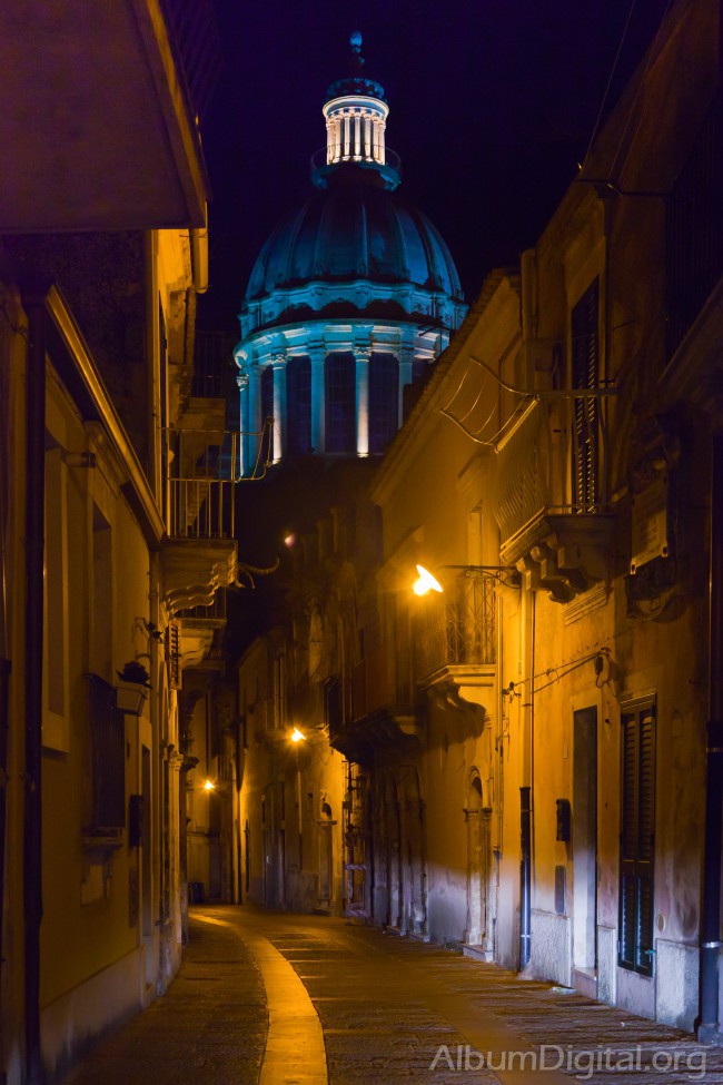 Vista nocturna de la cupula del Duomo de Ibla