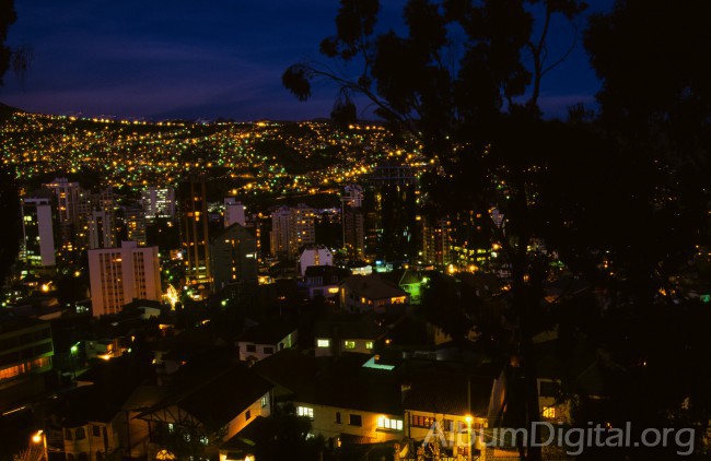 Vista nocturna de La Paz Bolivia