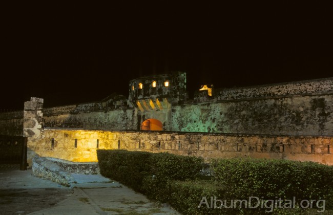 Vista nocturna del baluarte de Campeche