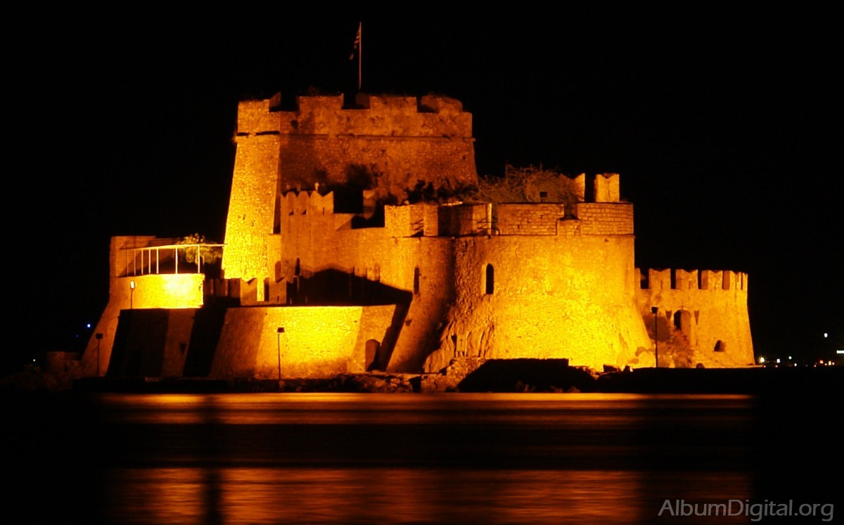 Vista nocturna fortaleza de Nafplio