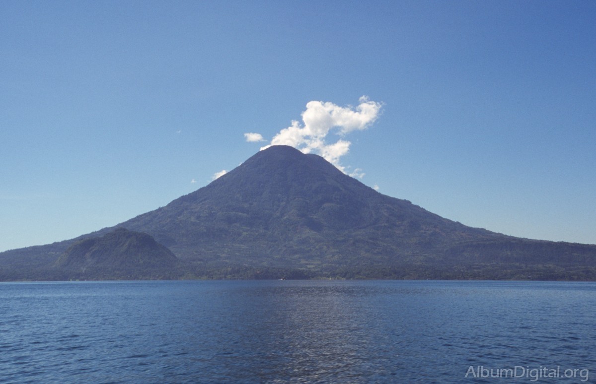Volcan en Lago Atitlan