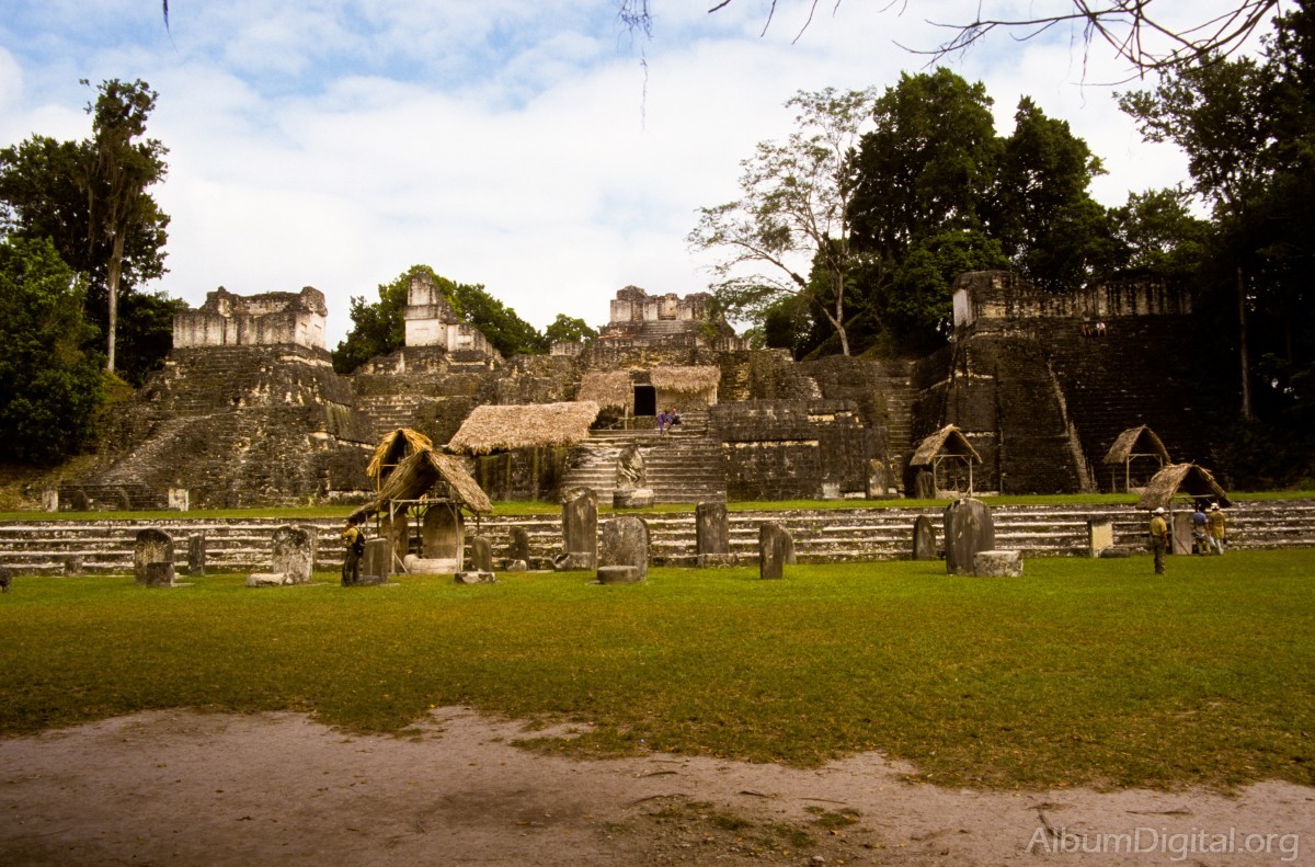 Zona arqueologica de Tikal 